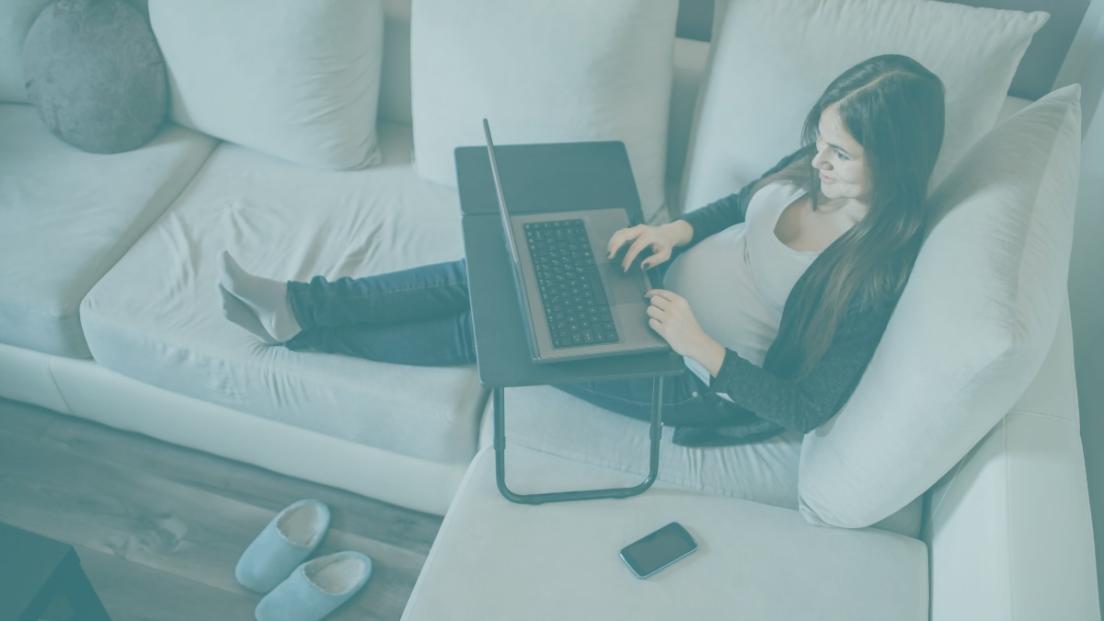 Відкриті підручники німецької мови на столі з нотатками студента